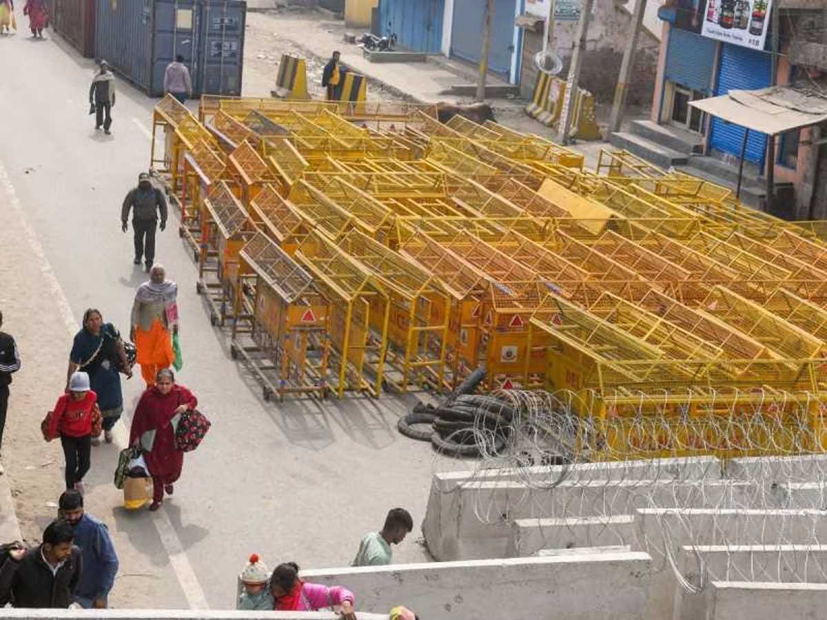 किसानों का विरोध प्रदर्शन : टिकरी के बाद अब सिंघू बॉर्डर पूरी तरह सील, ट्रैफिक डायवर्ट